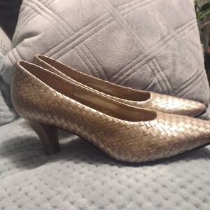 Gold woven Vintage Valerie Stevens women heels
